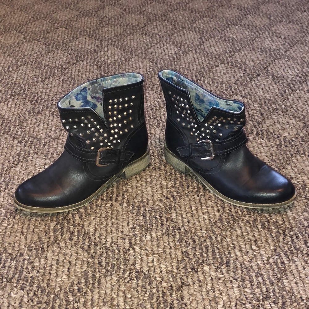 women’s black boots